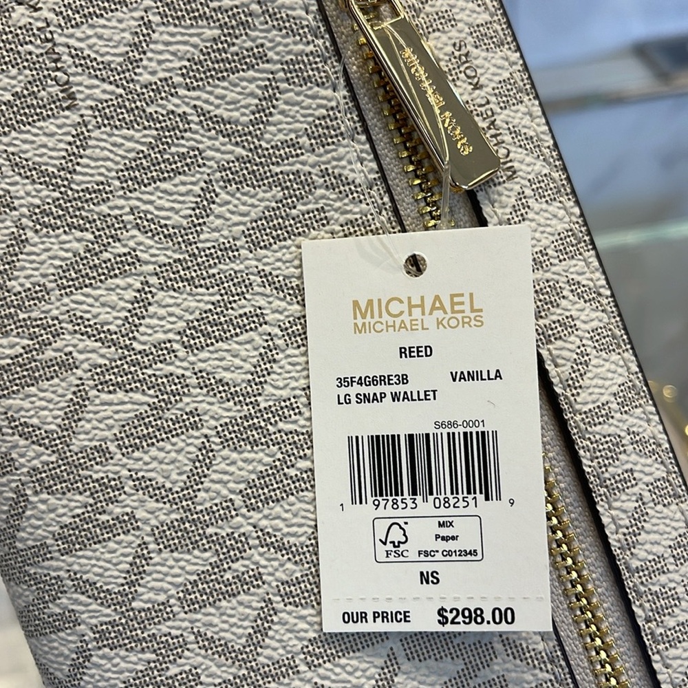 Michael Kors Reed Large Bifold Signature Snap Wallet Card Case 
Vanilla 
NWT - Picture 12 of 16